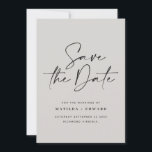 Moderne handgeschreven typografie trouwkaart save the date<br><div class="desc">Moderne klassieke typografie vet trouwkaart om de datum te reserveren. Met moderne,  elegante typografie en gestreept achtergrondontwerp. Kleuren kunnen worden aangepast.</div>