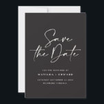 Moderne handgeschreven typografie trouwkaart save the date<br><div class="desc">Moderne klassieke typografie vet trouwkaart om de datum te bewaren. Met moderne,  elegante typografie en gestreept achtergrondontwerp. Kleuren kunnen worden aangepast.</div>