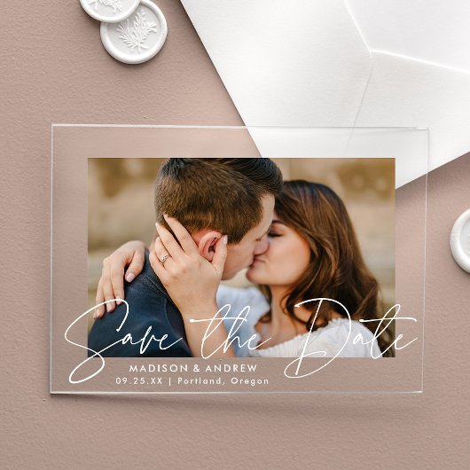 Moderne handgeschreven witte script save-the-date acryl uitnodigingen