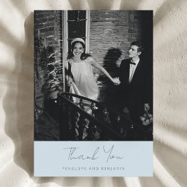 Moderne handgeschreven zachte blauwe trouwfoto bedankkaart