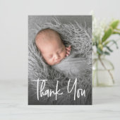 Moderne handlettering aangepaste Baby shower foto Bedankkaart (Staand voorkant)