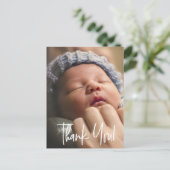 Moderne handlettering Baby Foto geboorteaankondigi Briefkaart (Staand voorkant)