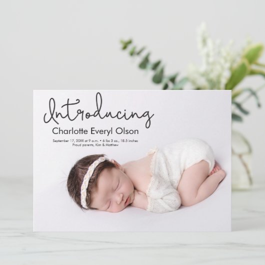 Moderne handlettering Introductie van een meisje m Aankondiging (Staand voorkant)