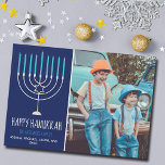 Moderne Happy Chanoeka familie fotokaart<br><div class="desc">Deze schattige,  trendy Happy Hanukkah-kaart is voorzien van een mooie menorah op een blauwe achtergrond met witte typografie. Deze prachtige joodse fotovakantiekaart is voorzien van uw eigen foto naast uw familienaam.</div>