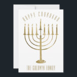 Moderne Happy Chanukah Menorah vakantie fotokaart Feestdagenkaart<br><div class="desc">Deel uw vakantiewensen dit Chanukah seizoen met een unieke gepersonaliseerde foto platte kaart. Dit feestelijke ontwerp is voorzien van een gouden menora op de voorkant van de kaart. Hierboven staat "Happy Chanukah" en een familienaam eronder die gepersonaliseerd kan worden. De achterkant van de kaart is voorzien van een familiefoto voor...</div>