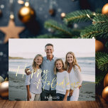 Moderne Happy Holidays Script Minimaal 1 Foto Folie Feestdagenkaart<br><div class="desc">Vier de vreugde en saamhorigheid van het kerstseizoen met onze uitzonderlijke kerstkaart voor een familiefoto. Leg je dierbare momenten vast in een prachtige foto van het hele gezin, elegant opgesierd met moderne typografie in echt folie dat een vleugje verfijning toevoegt. Onze kaart bewaart niet alleen je speciale herinnering, maar brengt...</div>