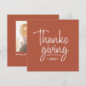 Moderne Happy Thanksgiving Brush Script Foto Kaart (Voorkant / Achterkant)