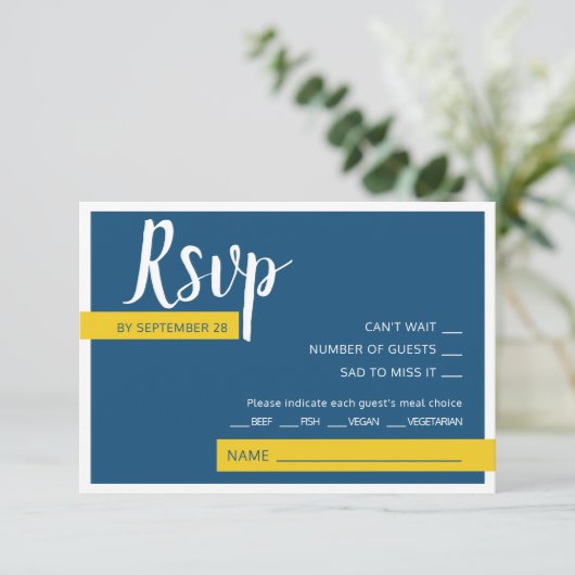 Moderne hedendaagse blauwe en gele bruiloft minima RSVP kaartje (Staand voorkant)