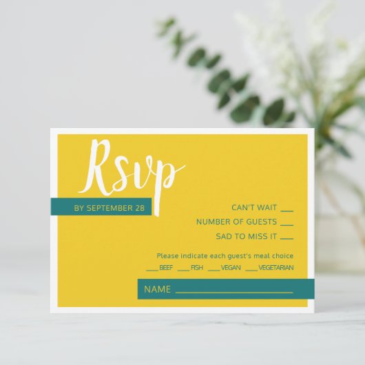 Moderne hedendaagse groene en gele bruiloft minima RSVP kaartje (Staand voorkant)