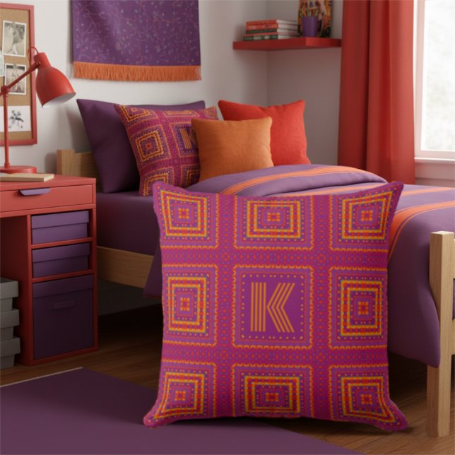 Moderne Helder Roze Geometrisch Kussen (Gorgeous modern boho pillow with customizable initial for a perfect touch to that dorm room.)