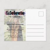 Moderne, heldere kleurentekst Afstuderen Uitnodiging Briefkaart (Achterkant)