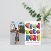 Moderne, heldere kleurentekst Afstuderen Uitnodiging Briefkaart (Staand voorkant)