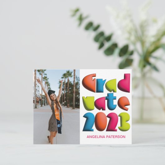Moderne, heldere kleurentekst Afstuderen Uitnodiging Briefkaart (Staand voorkant)