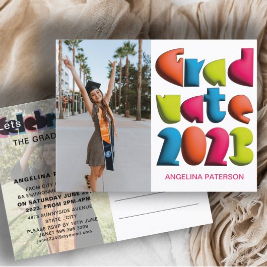 Moderne, heldere kleurentekst Afstuderen Uitnodiging Briefkaart