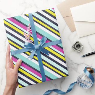 Moderne heldere kleurrijke diagonale streeppatroon cadeaupapier