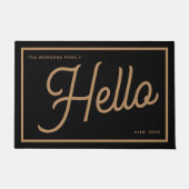 Moderne Hello Black Gold Script Familienaam Deurmat (Voorkant)