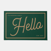 Moderne Hello Green Gold Script Familienaam Deurmat (Voorkant)