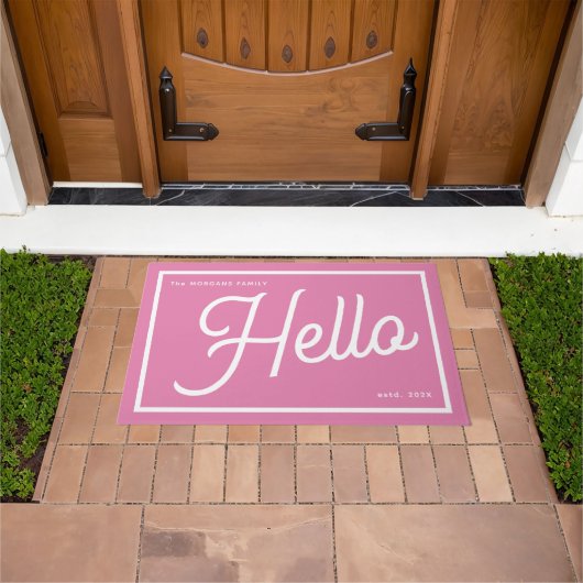 Moderne Hello Roze Witte Script Familienaam Deurmat (Buiten)