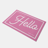 Moderne Hello Roze Witte Script Familienaam Deurmat (Schuin)