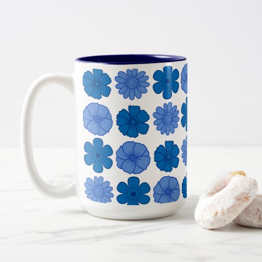 Moderne hemelsblauwe bloemen tweekleurige koffiemok (Met donut)