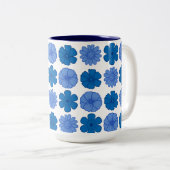 Moderne hemelsblauwe bloemen tweekleurige koffiemok (Voorkant rechts)