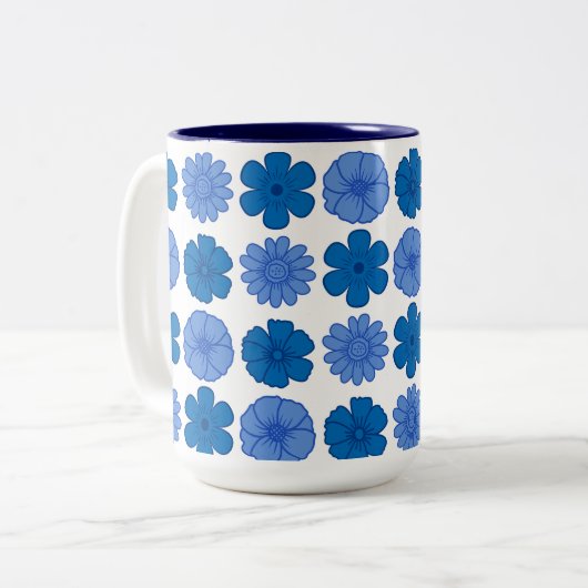 Moderne hemelsblauwe bloemen tweekleurige koffiemok (Voorkant links)