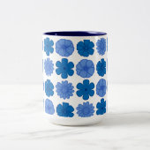 Moderne hemelsblauwe bloemen tweekleurige koffiemok (Center)