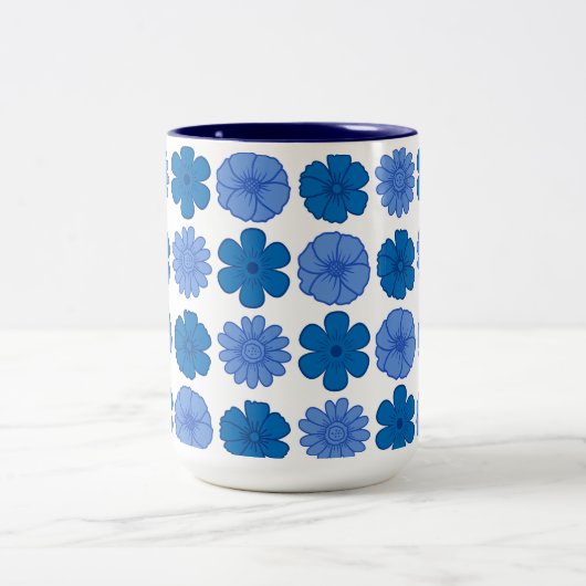 Moderne hemelsblauwe bloemen tweekleurige koffiemok (Center)