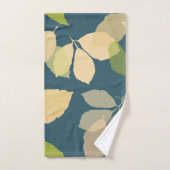 Moderne herfstbladeren met turquoise achtergrond bad handdoek (Handdoek)