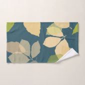 Moderne herfstbladeren met turquoise achtergrond bad handdoek (Handdoek)