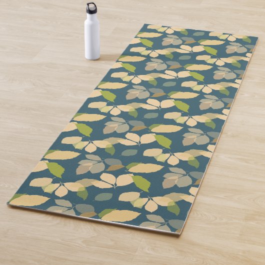 Moderne herfstbladeren met turquoise achtergrond yogamat (In situ)