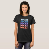 Moderne herhaalde tekst Nicki T-shirt (Voorkant volledig)