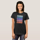 Moderne Herhaalde Tekst Quinn T-shirt (Voorkant volledig)