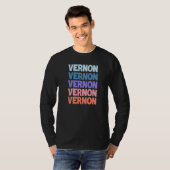 Moderne Herhaalde Tekst Vernon T-shirt (Voorkant volledig)