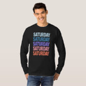 Moderne Herhaalde Tekst Zaterdag T-shirt (Voorkant volledig)