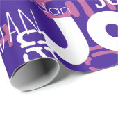 Moderne Herhalende Naam Paarse Roze Wit Cadeaupapier (Rol Hoek)