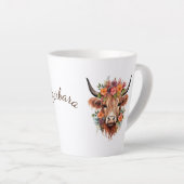 Moderne Highland Koe met Boho Flower Design Latte Mok (Rechterhoek)