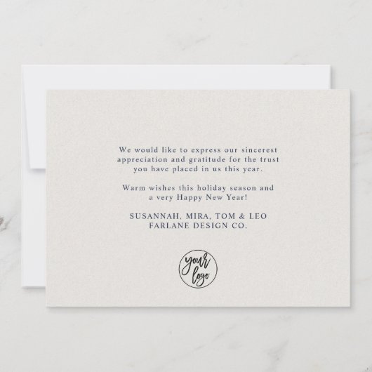 Moderne Holly Berry | Elegant gedempt blauw bedrij Feestdagenkaart (Achterkant)