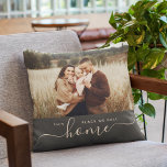 Moderne Home Simple Script Photo Charcoal Kussen<br><div class="desc">Score een instant decor upgrade - uw bank (en hart) zal u bedanken! Dit eenvoudige, moderne fotokussen beschikt over uw favoriete foto, of het nu een familiefoto is of een cool vakantieshot, over trendy scriptkalligrafie met minimalistische typografie die DEZE PLEK LEZEN WE ROEPEN THUIS. Geweldig Housewarming cadeau na het verhuizen...</div>
