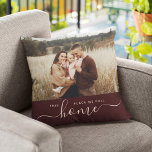 Moderne Home Simple Script Photo Sangria Red Kussen<br><div class="desc">"Deze plek noemen we thuis" - knuffel op het sentiment in dit moderne kussen! Dit eenvoudige, moderne fotoontwerp biedt uw favoriete foto boven trendy scriptkalligrafie met minimalistische typografie die DEZE PLEK LEEST DIE WE THUIS NOEMEN. Geweldig Housewarming cadeau na het verhuizen of een lief cadeau voor de Valentijnsdag. Dit is...</div>