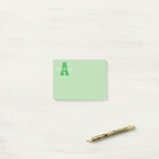 Moderne hoofdletter in bleek- en Kellygroen Post-it® Notes (Op bureau)