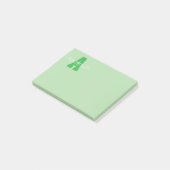 Moderne hoofdletter in bleek- en Kellygroen Post-it® Notes (Schuin)