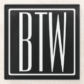 Moderne hoofdletters 3 Initiaal Monogram | Wit op  Glazen Onderzetter (Voorkant)