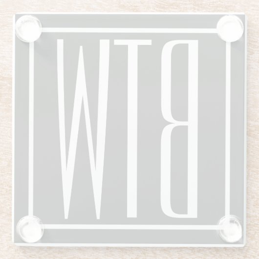 Moderne hoofdletters 3 Initiaal Monogram | Wit op  Glazen Onderzetter (Achterkant)