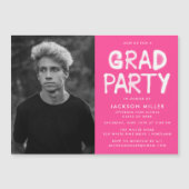 Moderne Hot Pink Spray Paint Photo Graduation Part Magnetische Uitnodiging (Voorkant)