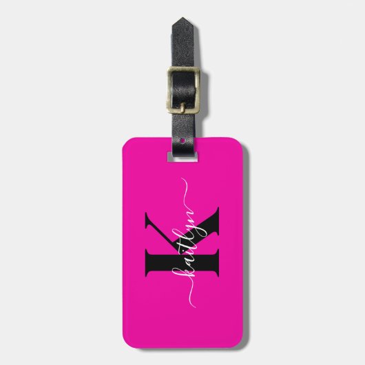 Moderne Hot Pink Zwarte Script Monogram Bagagelabel (Voorkant verticaal)