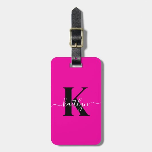 Moderne Hot Pink Zwarte Script Monogram Bagagelabel (Voorkant verticaal)