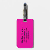 Moderne Hot Pink Zwarte Script Monogram Bagagelabel (Achterkant verticaal)