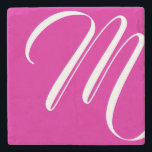 Moderne hotroze en witscript-monogram stenen onderzetter<br><div class="desc">Dit onderzetter van steen kenmerkt modern en minimalistisch manuscript witte douanemonogram op hete roze achtergrond.</div>