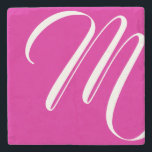 Moderne hotroze en witscript-monogram stenen onderzetter<br><div class="desc">Dit onderzetter van steen kenmerkt modern en minimalistisch manuscript witte douanemonogram op hete roze achtergrond.</div>